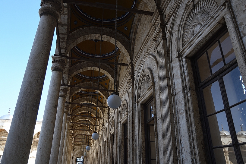 84  MAK_6951.jpg - Il cortile è circondato da portici con archi e cupole.